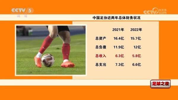 成龙在巴黎第四区的老圣殿街接棒，现场受到国外粉丝的热烈追逐。