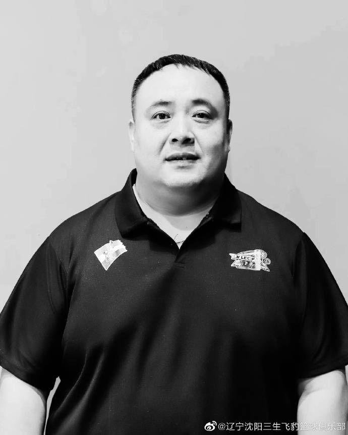 维多利亚·贝克汉姆与老公大卫·贝克汉姆恩爱现身，贝嫂现场获大奖捧杯露少女般笑容。