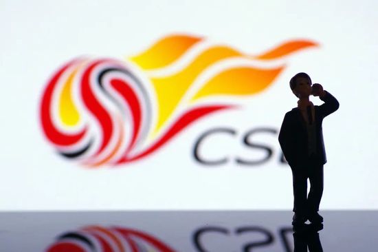“加菲”身着酒红色西服套装走上红毯，优雅绅士，面带微笑向镜头示意。