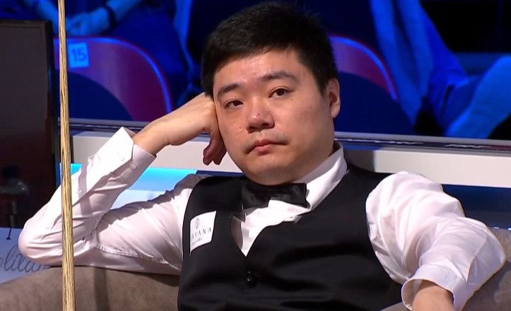 女星斯嘉丽·约翰逊以一身度假风小短裙美艳亮相，女主角鲁尼·玛拉身穿白色透视裙个性十足，曲线也若隐若现。