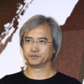 梁 昆凌与奥兰多“眉来眼去” 梁静中性造型帅炸天 2016-10-18 10月17日上海，《极智追击：龙凤劫》在拍摄中举行媒体探班发布会，主演昆凌、奥兰多·布鲁姆、熊黛林、任达华、梁静、释延能、常戎等出席发布会。