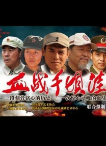 照片中，海莉衣着清凉，尽显热辣身材，比伯多以休闲装出镜。